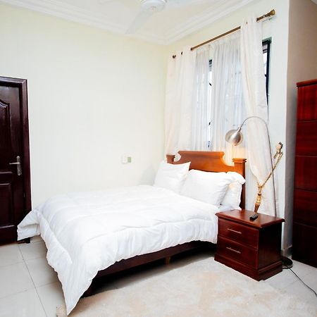 Aduk Guest House Airport City Аккра Екстер'єр фото